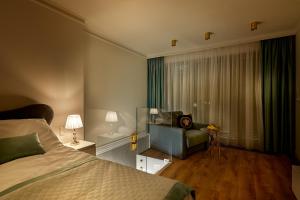 斯维诺乌伊希切Luxury Del Sol Apartments Świnoujście的一间卧室配有一张床、一张沙发和一台电视