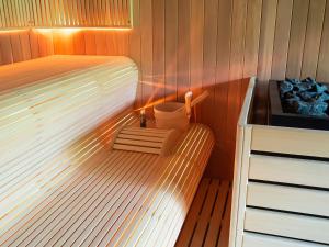 奥伯尔Charming house in Sint Jansrade with private pool and sauna的小型桑拿浴室设有床和水槽