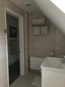 OvingtonLane End Cottage的浴室配有盥洗盆和浴缸。