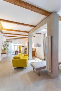 马赛Chic et moderne的客厅配有黄色的沙发和桌子