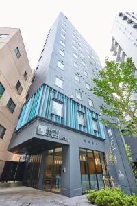 东京ICI HOTEL Tokyo Hatchobori的建筑的侧面有标志