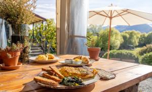 格莱诺基生态风景酒店的一张木桌,上面放着食物和面包