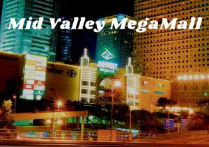 吉隆坡Hotel Sunjoy9 @ Mid Valley的一座城市,在晚上,有中谷商场