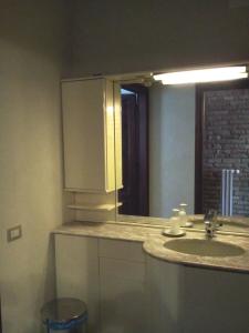 Spino dʼAddaAgriturismo Cascina Gilli的一间带水槽和镜子的浴室