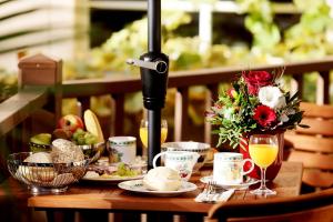 柏林花园生活 - 精品酒店的桌上放着食物和饮料,鲜花