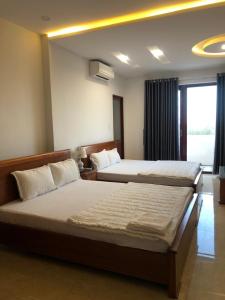 绥和市金玉庆酒店的酒店客房设有两张床和窗户。