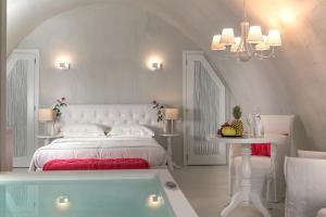 费拉神话蔚蓝豪华酒店的一间卧室配有一张床和浴缸