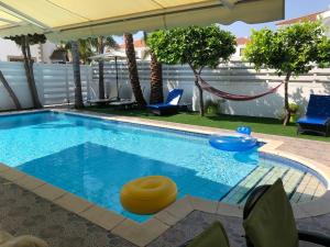 拉纳卡Villa Andy-350 m from the beach的后院设有带秋千的大型游泳池