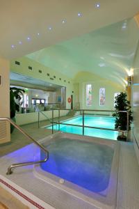 莱瑟姆-圣安妮Clifton Park Hotel - Exclusive to Adults的一座带游泳池的大楼内的大型游泳池