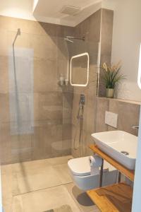 新乌尔姆Soulfactory Apartments的带淋浴、卫生间和盥洗盆的浴室