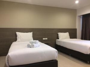 曼谷14号度假酒店的酒店客房,配有两张带毛巾的床