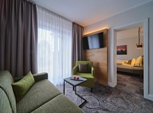 伯格奥夫费马恩伯格-克劳斯餐厅酒店的酒店客房配有沙发、椅子和床