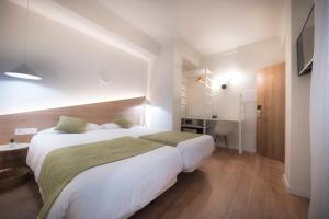 马略卡岛帕尔马Apuntadores 8的卧室配有一张白色大床和一张书桌