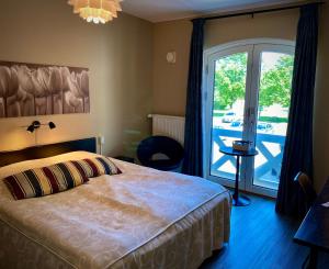 措斯楚斯豪艾塔斯普公园酒店的一间卧室设有一张床和一个滑动玻璃门