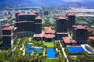 三亚海旅·君澜三亚湾迎宾馆的享有毫克姆度假胜地的空中景观