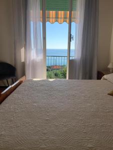 拉瓦尼亚Casa Perla的一间卧室配有一张床,享有海景