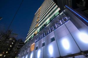 东京HOTEL APERTO (Adult Only)的建筑的侧面有标志