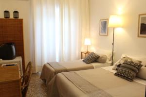 蓬扎Rosa Dei Venti Ponza的酒店客房设有两张床和电视。