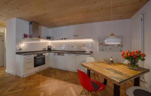 海德堡海德堡兹维特故乡酒店的厨房配有木桌和红色椅子