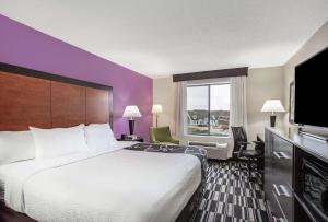 普兰菲尔德拉金塔旅馆及套房酒店诺威奇-普兰菲尔德-赌场区店的一间设有大床和窗户的酒店客房