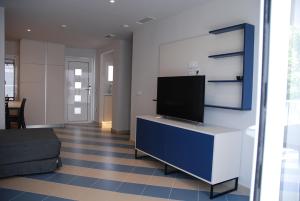 锡切斯亚利桑那双威公寓的客厅设有壁挂式平面电视。