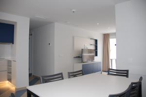 锡切斯亚利桑那双威公寓的一间厨房,里面配有桌椅