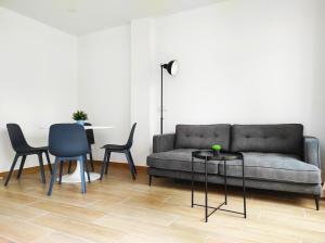 布拉内斯Aiguaneu El Celler的客厅配有沙发、椅子和桌子