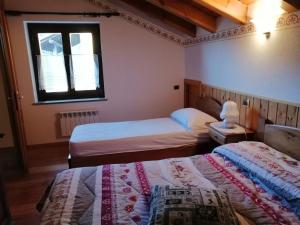 Doues多博梅格纳佐豪宅酒店的一间卧室设有两张床和窗户。