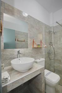 波多河丽Aloe Luxury Apartments的浴室配有白色水槽和卫生间。