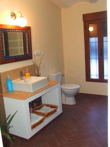 韦斯卡尔Vivienda Rural Embalse San Clemente的一间带水槽和卫生间的浴室