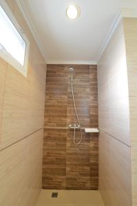 黎府黎府幸福生活酒店的带淋浴的浴室和木墙