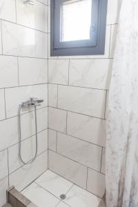 卡瓦拉DNS Apartment的带淋浴的浴室和窗户