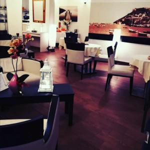 波尔图·埃尔科莱碧酒店的一间带桌椅的餐厅和一间用餐室