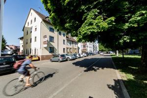 海尔布隆苏尔博思特酒店的骑着自行车沿着街道的人
