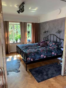 克利潘Norrehus的一间卧室配有一张带花卉床罩的床