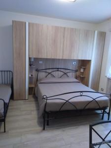 圣阿尔坎杰洛-迪罗马涅La Casina的一间卧室设有一张大床和木墙
