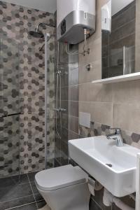 伊格拉恩Lux Dado Igrane的浴室配有卫生间、盥洗盆和淋浴。