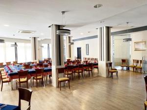 莫切卡斯塔玛利酒店的一间设有许多桌椅的用餐室