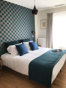 吉洛梅Les Terres Rouges 06的一间卧室设有一张蓝色墙壁的大床