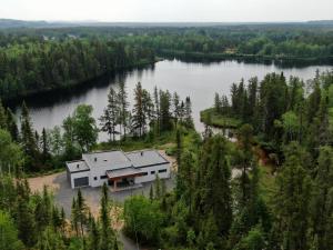 Saint Ludger de MilotLes Chalets du Lac Serein (Bernard)的湖景别墅的空中景致