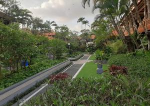 勒吉安乐吉安德瓦巴哈特小屋酒店的一座种植了树木和植物的花园