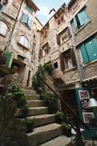 罗维尼卡萨巴戚尔瑞公寓的一座古老的建筑,前面设有楼梯
