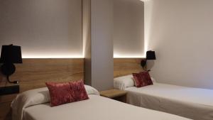 维耶拉拉波纳瓜酒店的酒店客房设有两张床和两盏灯。