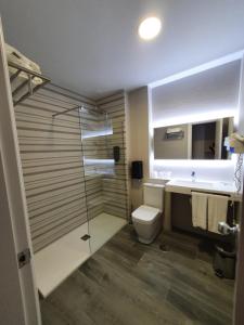 普拉森西亚阿扎尔酒店的带淋浴、卫生间和盥洗盆的浴室