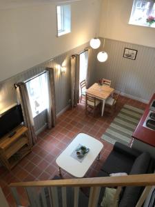 南雪平Gårdshuset的客厅配有沙发和桌子