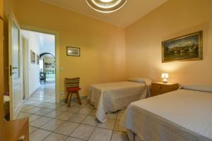 韦尔巴尼亚Villetta autonoma affacciata sul Golfo Borromeo的酒店客房,配有两张床和椅子