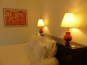 拉巴特拉威拉蔓特林酒店的一间卧室配有一张带两盏灯的床。
