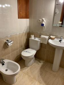滨海托萨塔鲁尔酒店的一间带卫生间和水槽的浴室