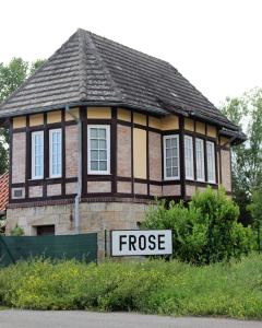 Frose"Altes Stellwerk Frose" am Froser See的前面有取消赎回标志的房子