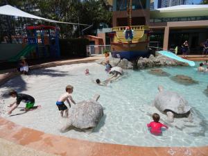 黄金海岸Crown Towers的一群儿童在海龟游泳池玩耍